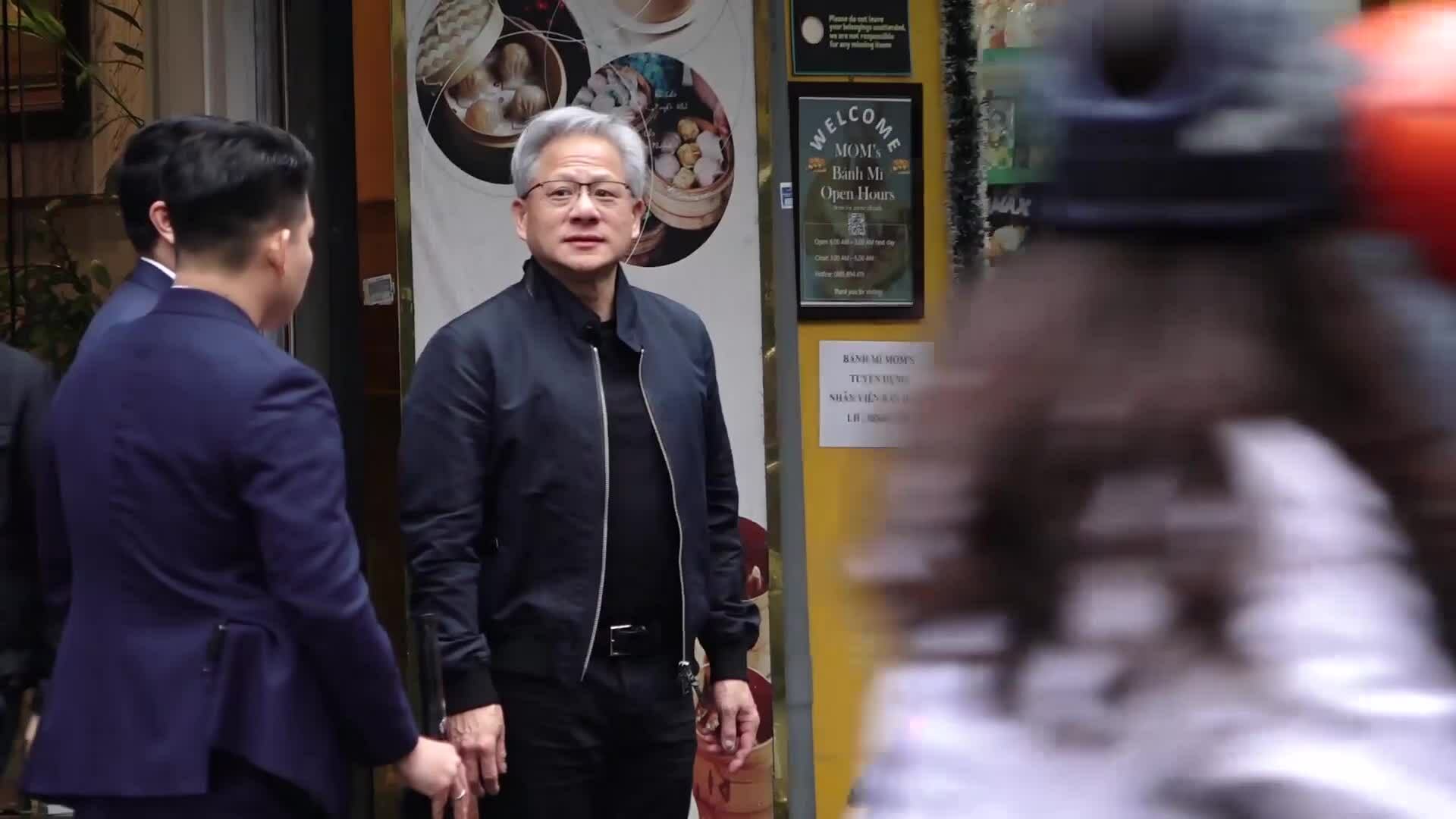 jensen-huang-di-an-pho-ha-noi-1733454703-1 Jensen Huang đi ăn phở Hà Nội