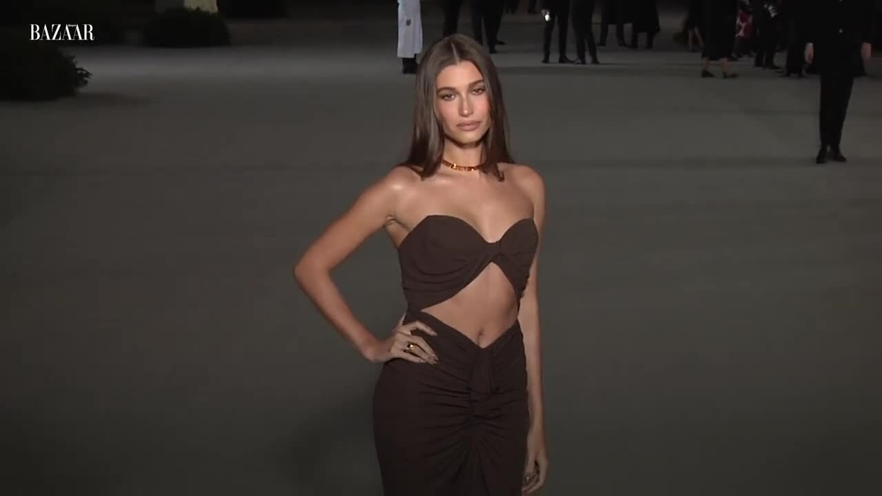 Thời trang thảm đỏ của Hailey Bieber