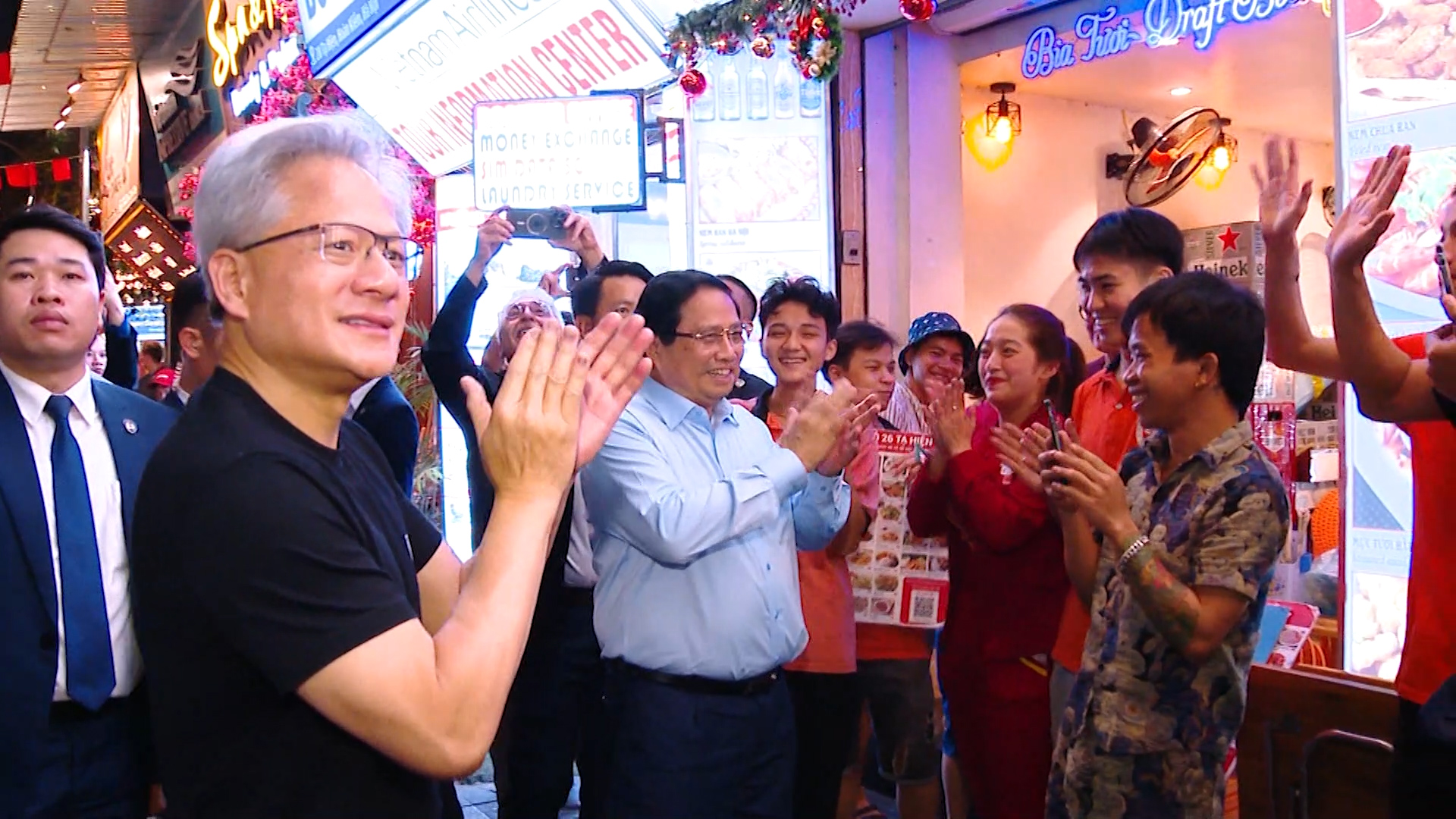 thu-tuong-pham-minh-chinh-va-ceo-nvidia-dao-pho-co-uong-bia-1733463104 Thủ tướng Phạm Minh Chính và CEO Nvidia dạo phố cổ, uống bia