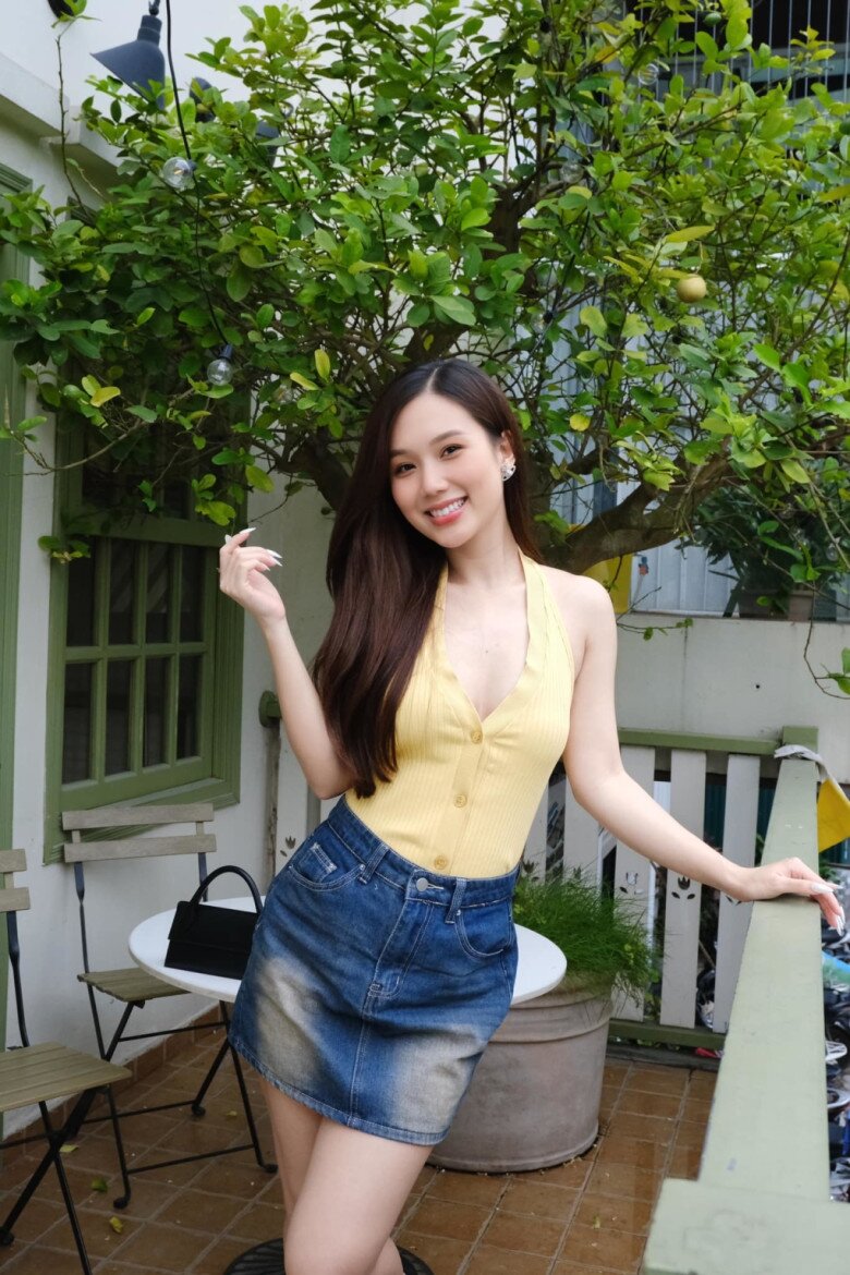 Thời điểm mang thai 5 tháng, thân hình nuột nà, bụng nhỏ, eo thon, chân tay mảnh mai của Phạm Ngọc Anh khiến người hâm mộ không tin cô đang có bầu.